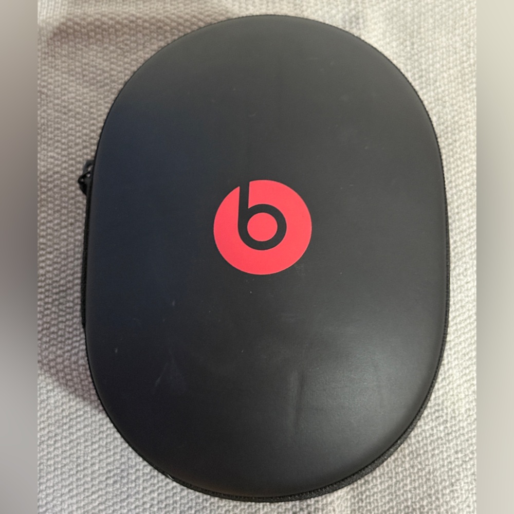 NWOT Beats by Dr Dre Hard Side Headphones Zipper Case. Black/Red Logo & Zipper.